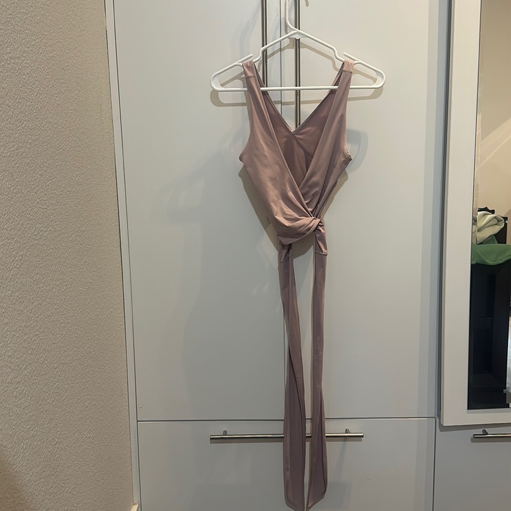 Lululemon tie around top